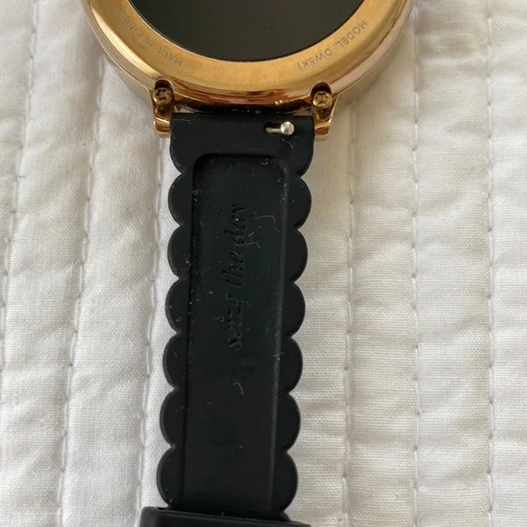 Kate Spade Scallop Smartwatch